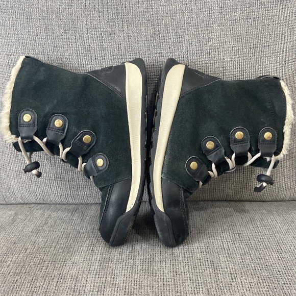 Sorel youth winter suede and leather boot size 2 - Picture 8 of 9